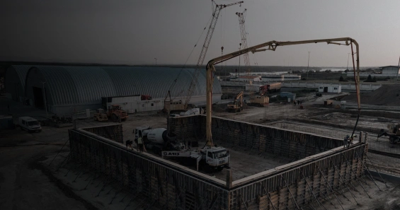 Betonieră pe șantierul de construcție al unui hangar