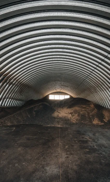 Interior de hangar semirotund cu cereale depozitate