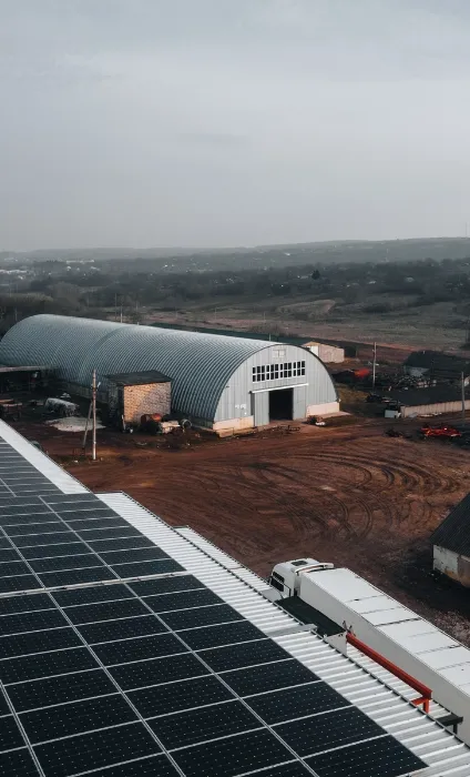 Hangar semirotund lângă o instalație de panouri solare