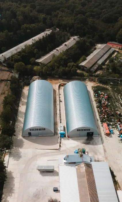 Vedere aeriană a două hangare metalice semirotunde