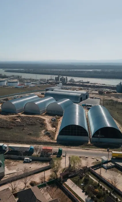 Complex de hangare semirotunde lângă un oraș