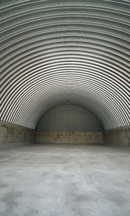 Interior gol al unui hangar metalic semirotund