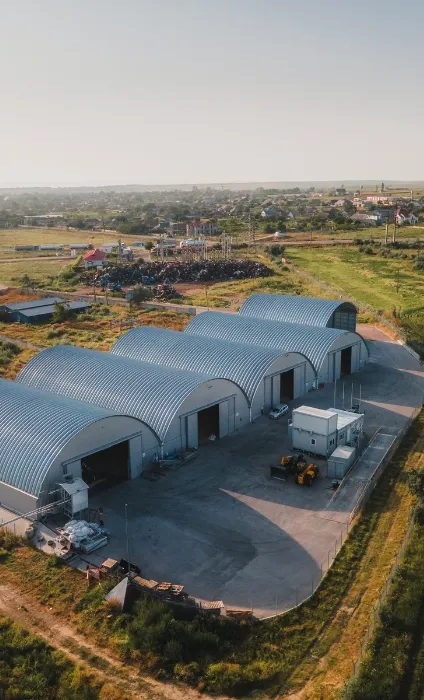 Grup de hangare metalice semirotunde, vedere aeriană