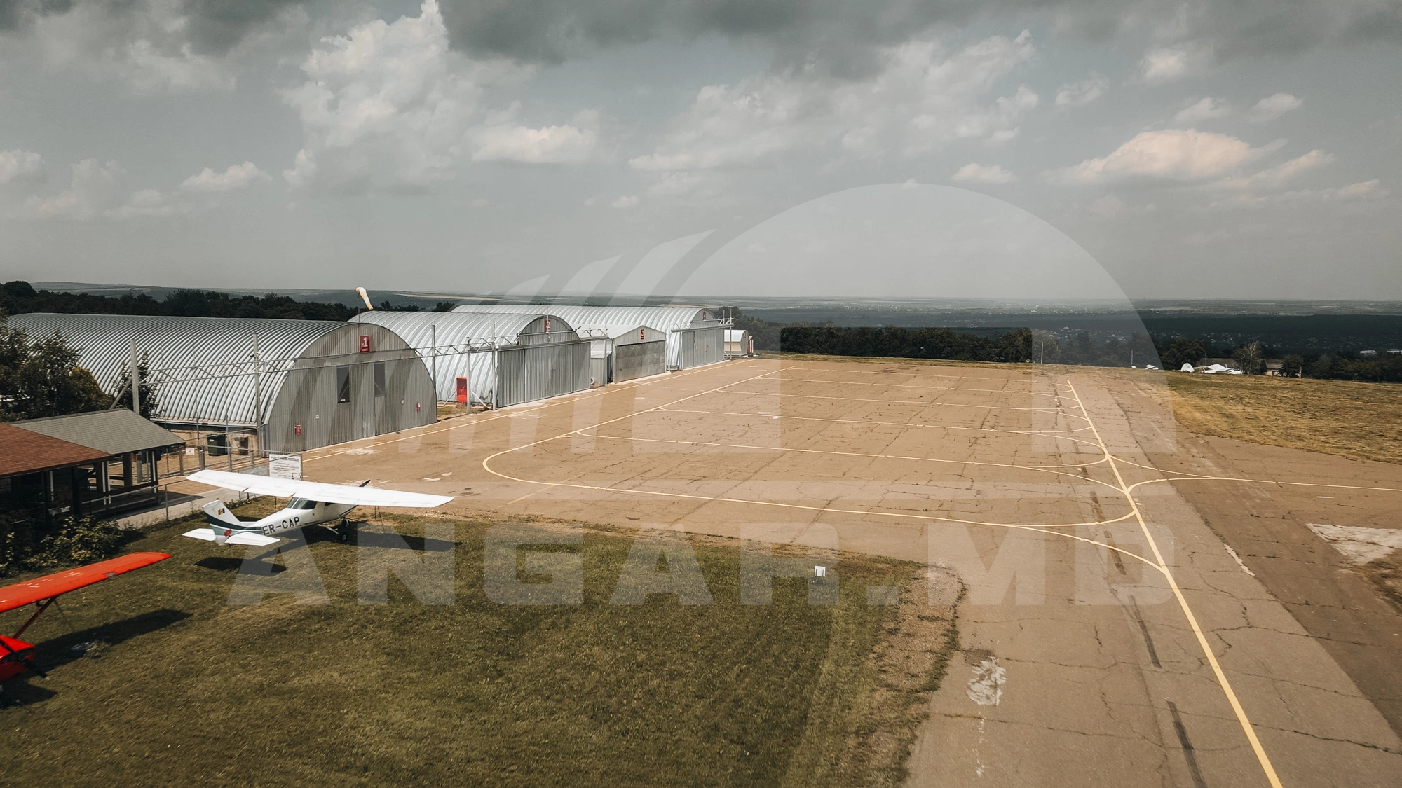 Aeroport-Vaduleni-Vitra-hangar-2