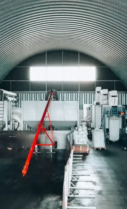 Interior de hangar semirotund folosit ca spațiu de producție