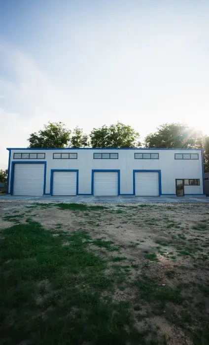 Hală metalică cu patru porți secționale