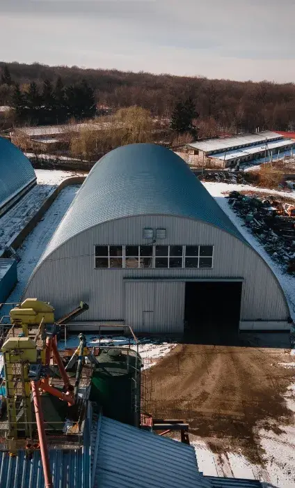 Hangar metalic semirotund și utilaje pe șantier