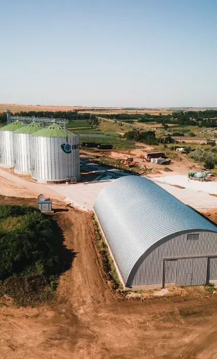 Hangar metalic semirotund lângă silozuri de cereale