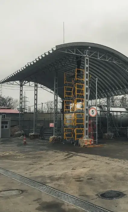 Structura metalică a unui hangar semirotund în timpul montajului