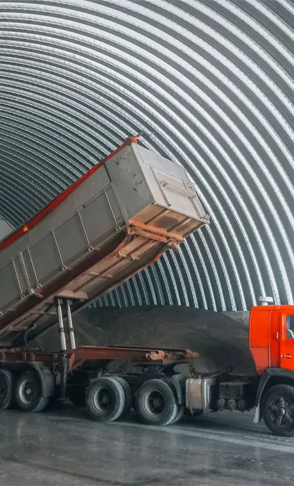 Camion care descarcă cereale într-un hangar semirotund