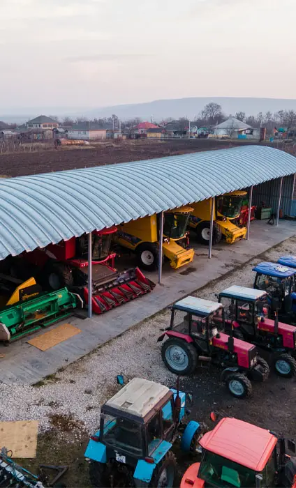 Șopron metalic pentru tehnică agricolă, cu tractoare