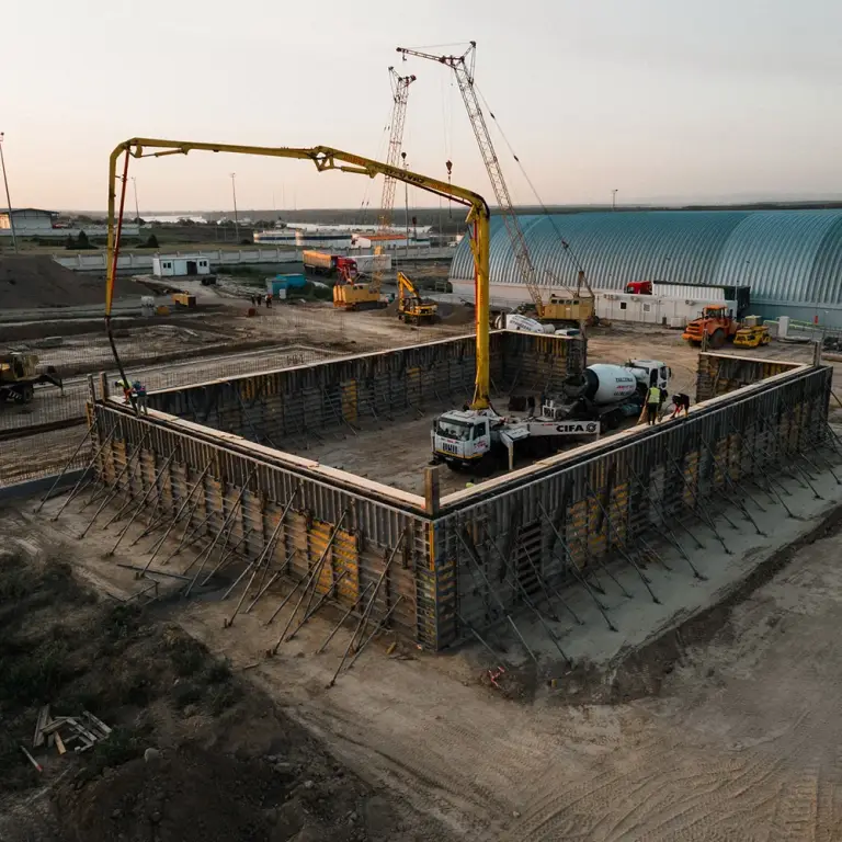 Turnarea fundației pentru o construcție metalică arcuită